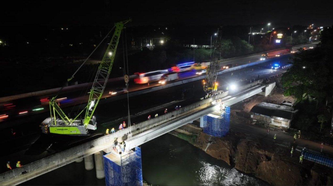 Lanjutkan Pengangkatan Balok Girder Bentang Ketiga dan Keempat Jembatan Tarum Timur, PT JTT Lakukan Pengaturan Lalu-Lintas Jalan Tol Jakarta-Cikampek 