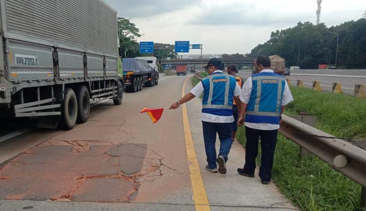 Terus Tingkatkan Keamanan dan Kenyamanan Pengguna Jalan, PT JTT Kerjakan 2 Rekonstruksi Rigid Jalan Tol Jakarta-Cikampek
